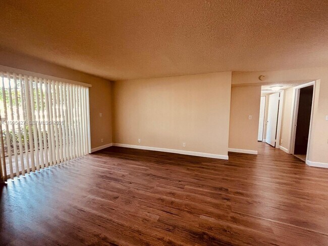 Foto del edificio - 7630 Westwood Dr