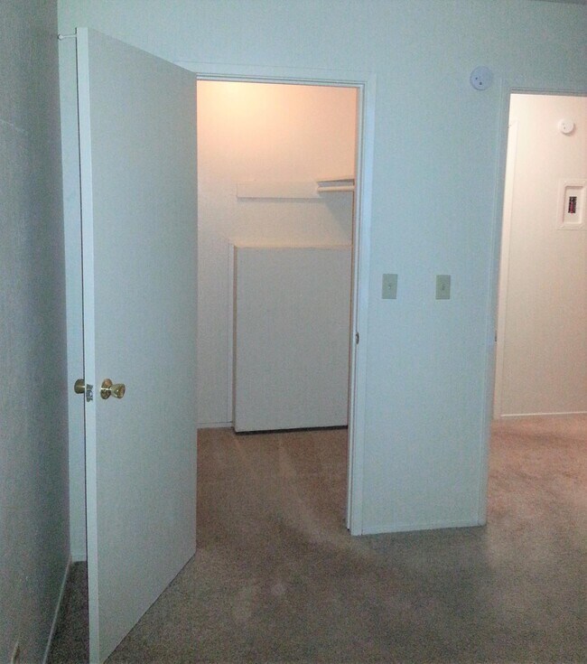 Building Photo - 4071 Park Center Ln