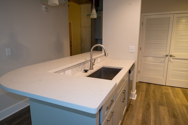 Building Photo - 415 Church St