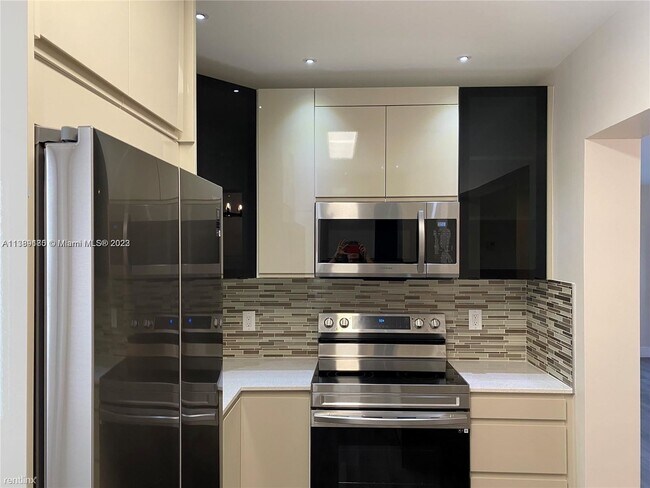 Foto del edificio - 3 br, 2 bath House - 1747 NE 55th St # 1-2