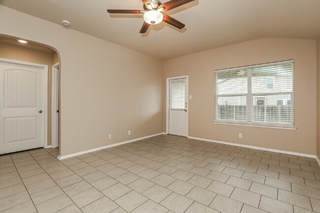 Foto del edificio - "Charming 4-Bed Sanctuary on Live Oak Pass with Modern Granite Finishes!"