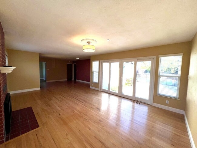 Foto del edificio - Spacious 4-Bedroom Retreat Just Steps from...