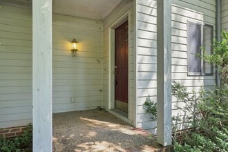 Building Photo - 322 Whispering Oaks Dr