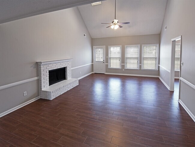 Building Photo - 4 bed, 2.5 bath about 2500 square feet nea...