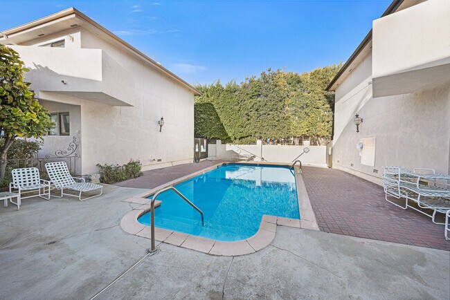 Building Photo - 416 San Vicente Blvd