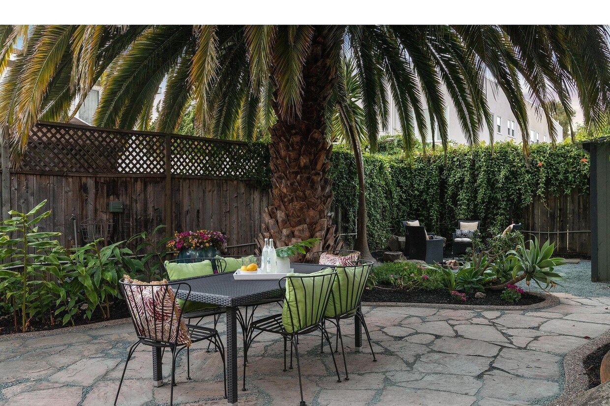 Foto principal - 686 Apgar St
