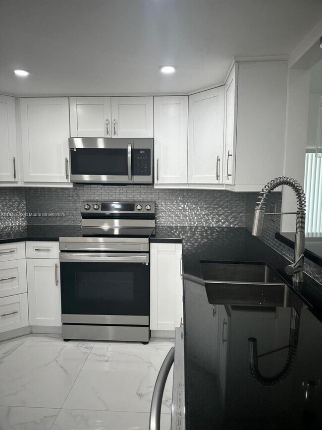 Foto del edificio - 9421 Fontainebleau Blvd