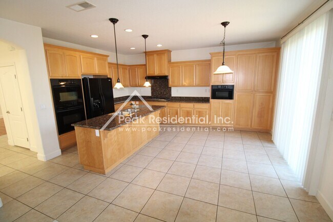 Building Photo - Spacious Sun Park Village 5bd/3ba Home wit...
