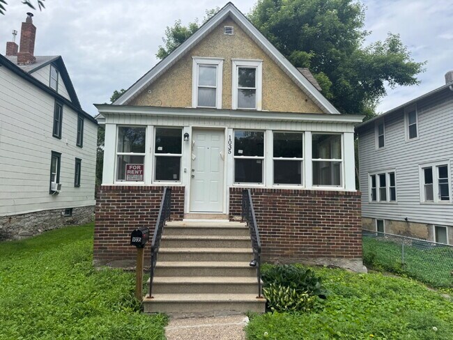 Building Photo - Charming 4-Bed Oasis in Minneapolis – Spacious 1500 Sq Ft Gem!