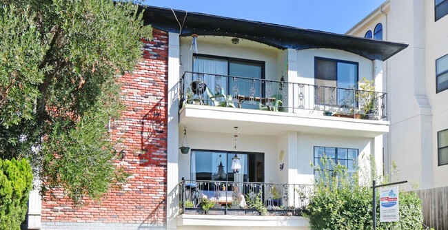 Foto del edificio - 1306 Armacost Ave in prime West LA!  Steps...