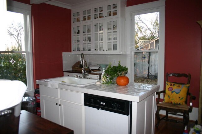 Building Photo - Sylvan Park bungalow, 4508a Park Ave.  2br...