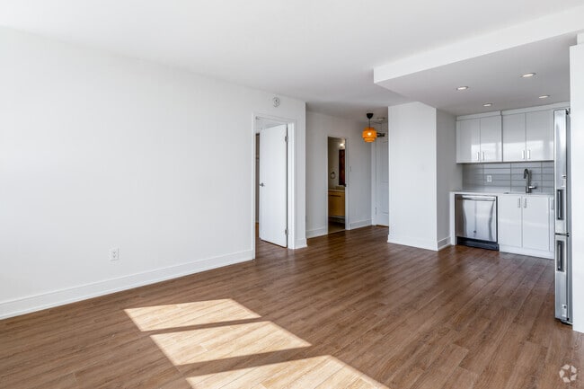 1BR, 1BA - 600SF - Dining/Living Room - The Kingsview