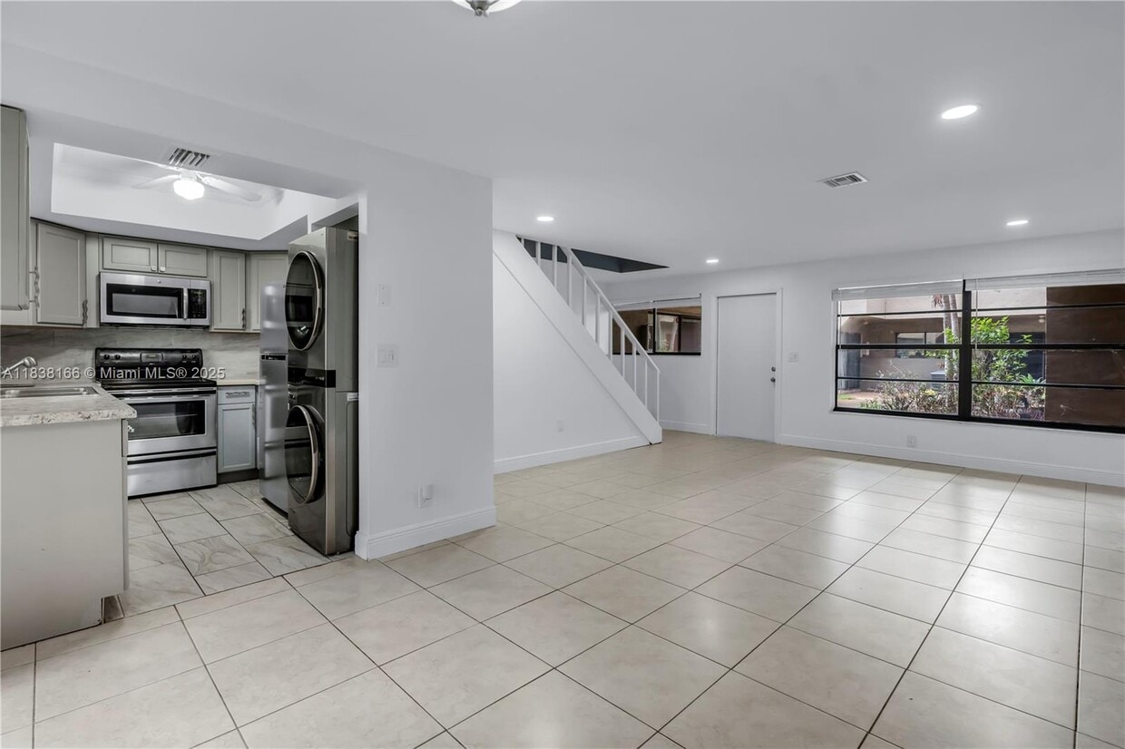 Foto principal - 2530 Coral Springs Dr