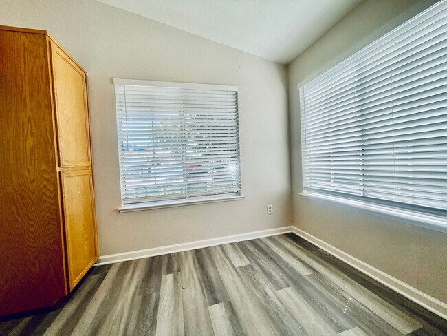 Building Photo - Move in ready 3bed / 2bath ! Don't miss th...