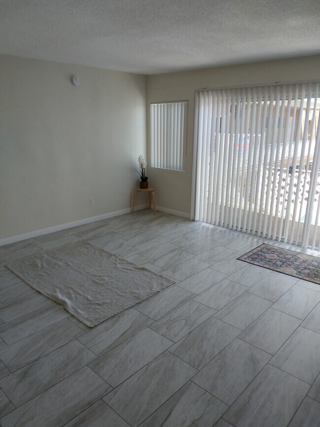 Foto del edificio - 6845 Hazeltine Ave