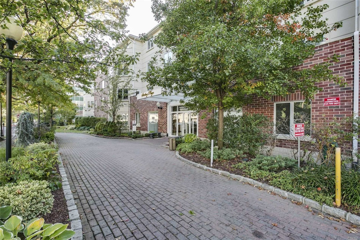Foto principal - 171 Great Neck Rd