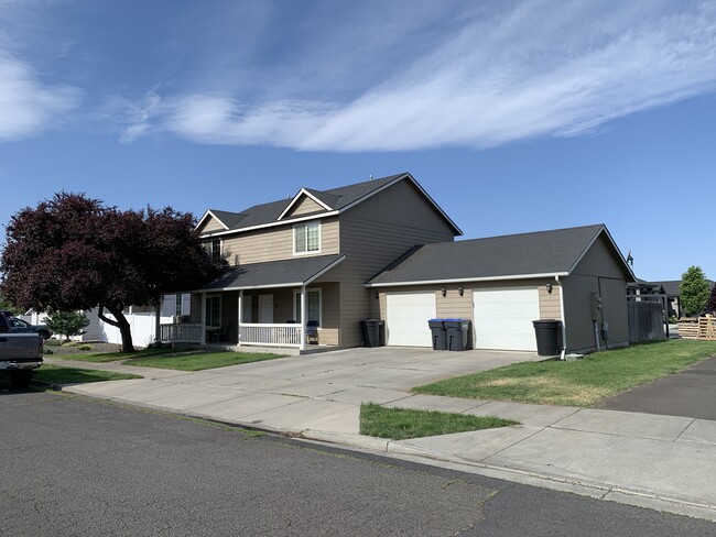 Building Photo - 1914 Sunset Dr