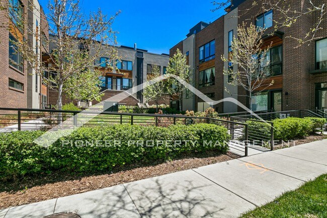 Stunning Townhome with Central AC and Wash... - Stunning Townhome with Central AC and Wash...