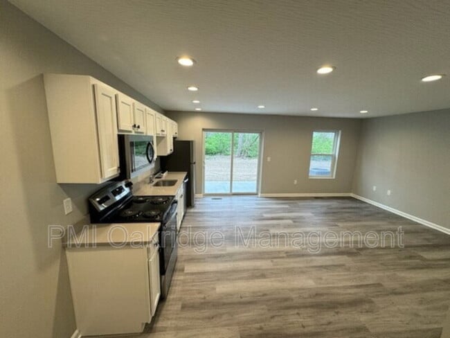 Building Photo - 211 Bruns Dr