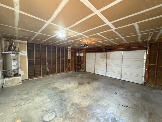 Building Photo - Move in ready home available now!