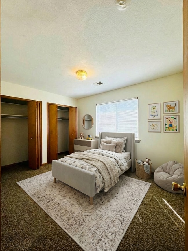 Foto del edificio - Wonderful 2 Story 3 Bedroom 2.5 Bath Townhome With Attached 2 Car Garage Near Lake Loveland in Lo...