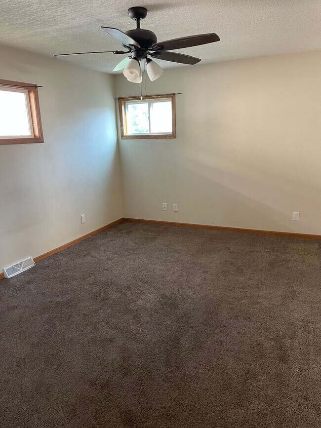 Building Photo - 2 Bedroom, 1 Bath House in Clinton, IA