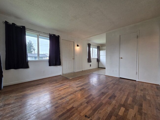 Foto del edificio - 8801 Commercial St SW