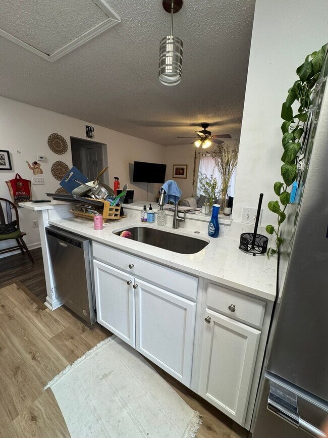 Building Photo - Charming 3 bed/2bath Cottage!