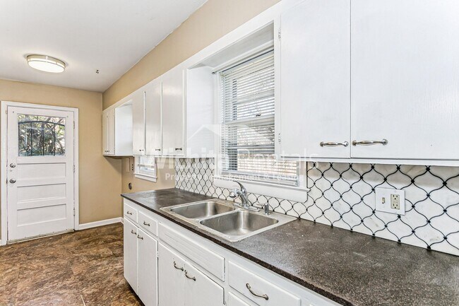 Foto del edificio - Move-In ready 2 bed/ 1bath + 1 car garage