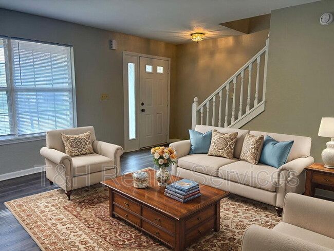 Building Photo - 725 Sweet Creek Dr