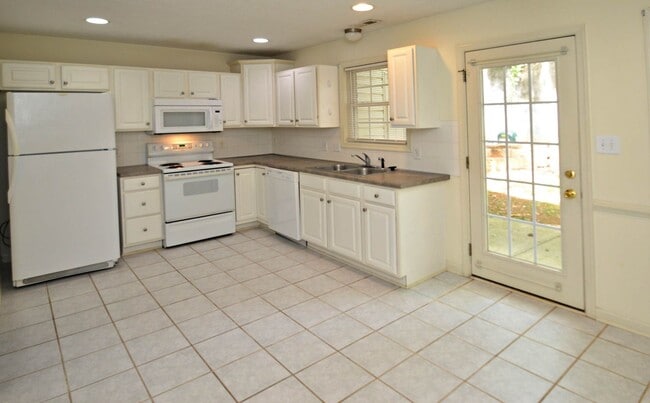 Building Photo - 2 BR 2.5 BTH Townhouse off Wards Ferry Rd