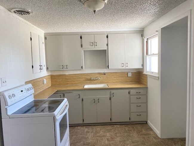 Building Photo - Home w/ Detached Garage For Rent!