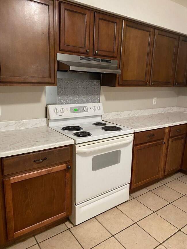 Foto del edificio - Move in Ready Updated 4 bed 2 bath with ga...