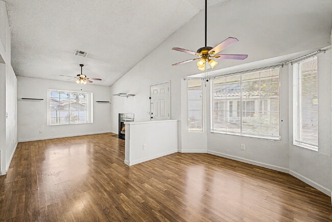 Building Photo - Welcome home to this charming 2-bedroom, 2-bath residence in the heart of Chandler!