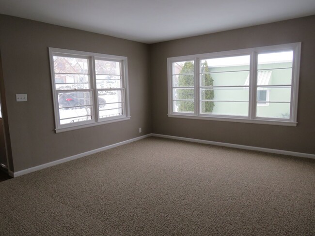 Building Photo - 4 Bedroom (2 non-egress) / 1 Car Garage lo...