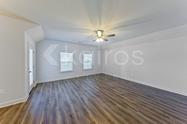 Foto del edificio - 8041 Hendrick Dr