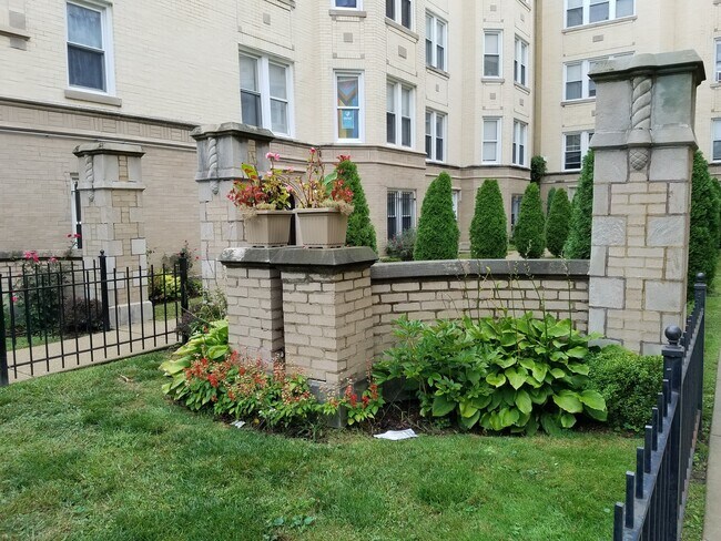 Foto del edificio - 5741 N Kimball Ave
