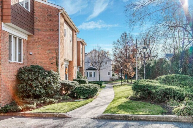 Building Photo - 31 Sherwood Ct