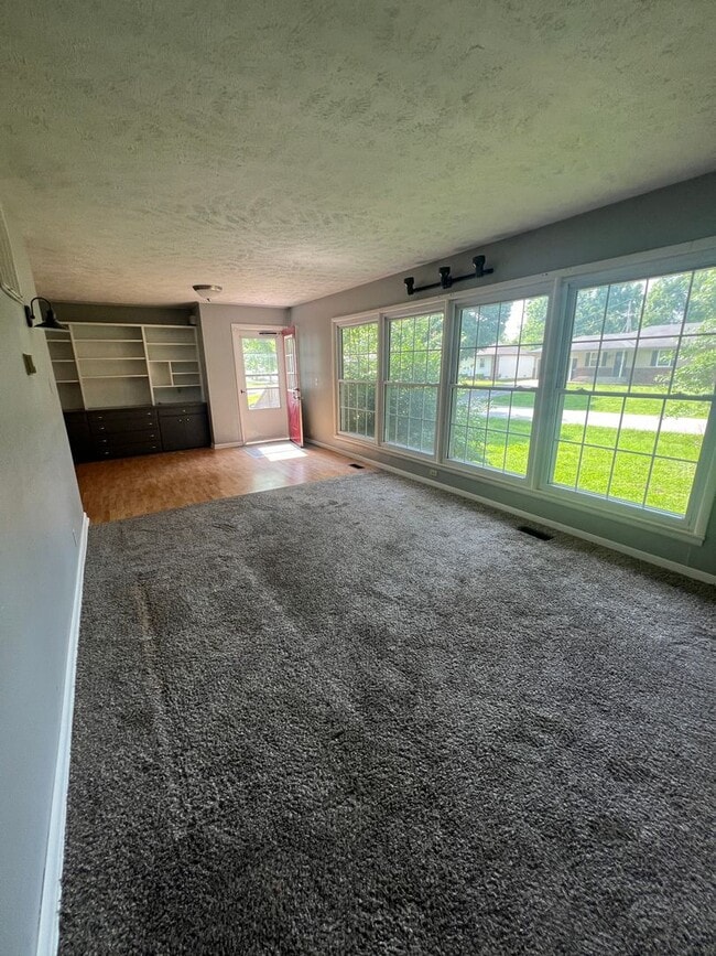 Building Photo - 2 bedroom/1 bath house for rent