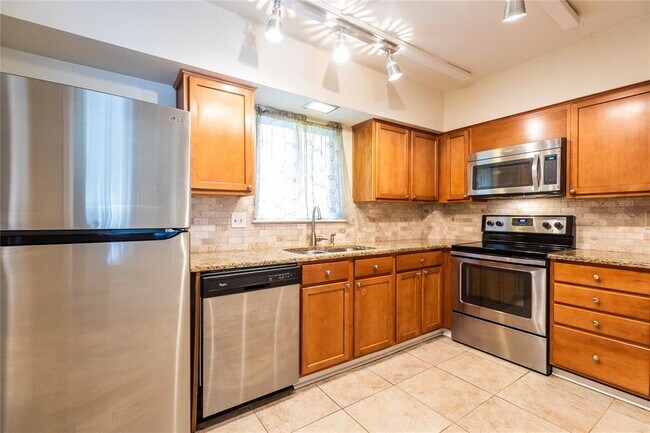 Building Photo - 2525 Turtle Creek Blvd