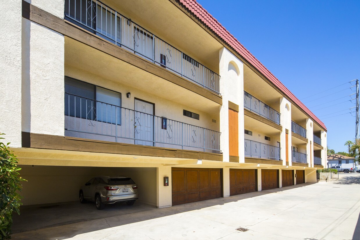 Building Photo - 2608 W Alhambra Rd
