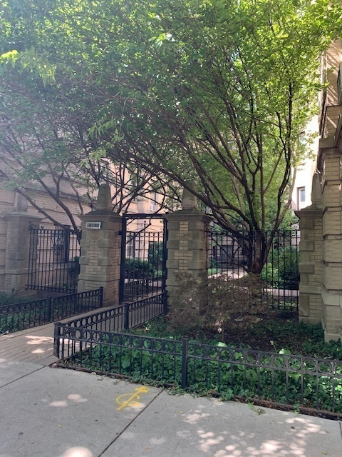 Foto del edificio - 2730 N Pine Grove Ave