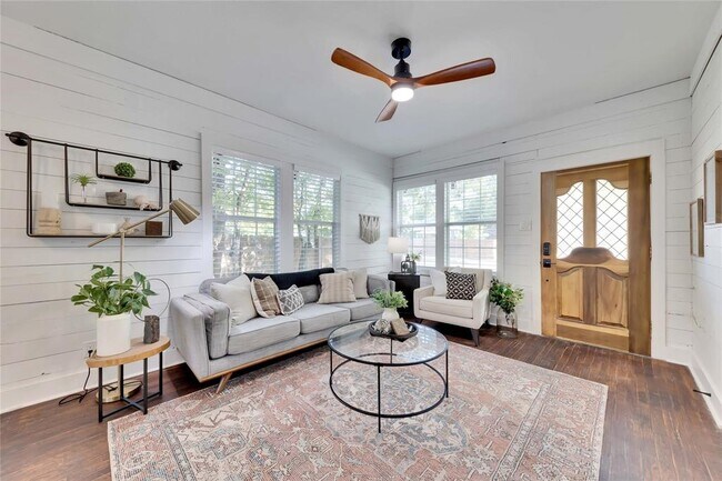 Building Photo - 307 W 45th St