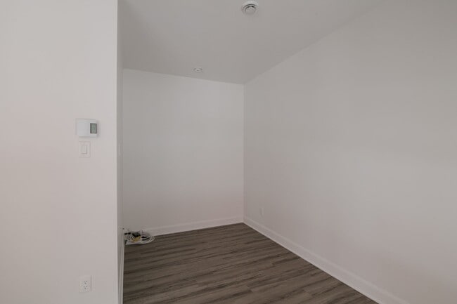 Building Photo - 6600 Av. de Darlington