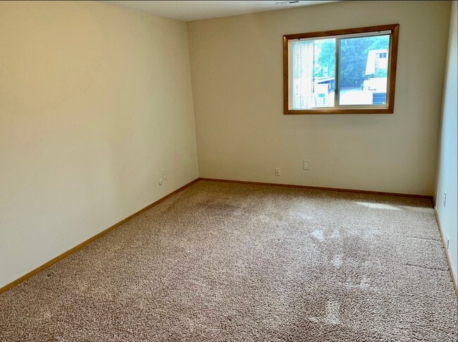 Building Photo - Charming 2-Bedroom Apartment with Balcony ...