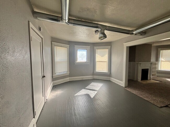 Foto del edificio - 8311 Decker Ave