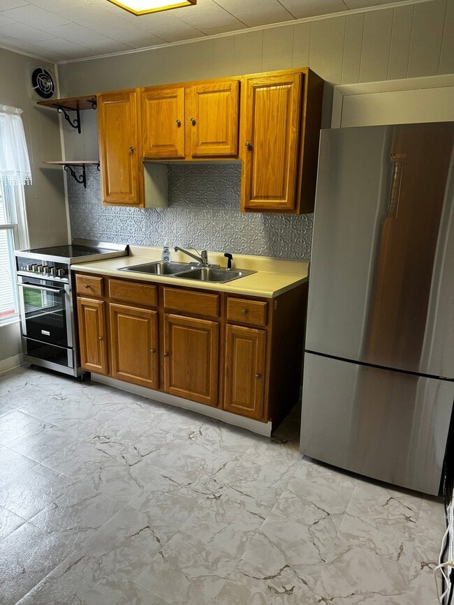 Kitchen - 220 N James St