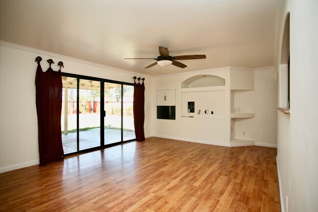 Foto del edificio - 3Br 2.5Ba + Den/office  Lake Murray Beauty