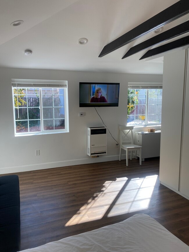 Samsung Smart TV and Windows - 9020 Hillside St House