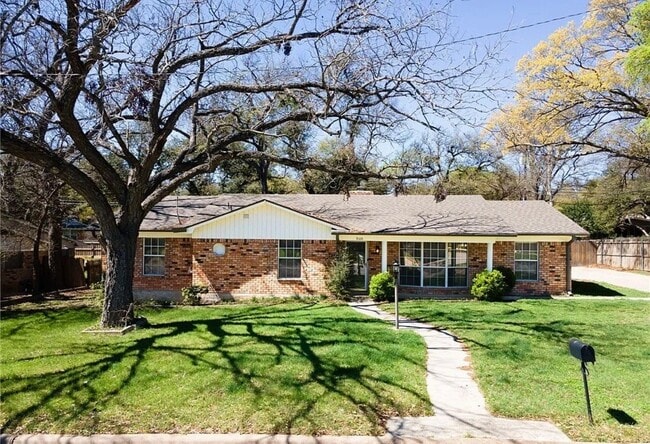 Building Photo - 3106 Hickory Rd
